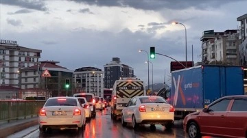 İstanbul'da toprak arsa can alıcı bulunan yağmur trafik yoğunluğunu artırıyor