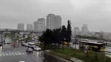 İstanbul'un birtakım bölgelerinde yağmur çarpıcı oluyor