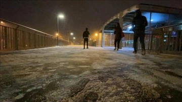 İstanbul'un birtakım ilçelerinde kar yağışı aralıklarla bitmeme ediyor