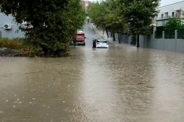 İstanbul'un birçok noktasında şiddetli sağanak yağış etkili oluyor