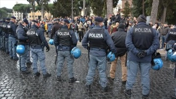 İtalya'da aşı karşıtlarından başşehir Roma'da protesto