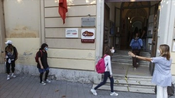 İtalya'da okullar salgında fenomen artışına karşın yeniden açıldı