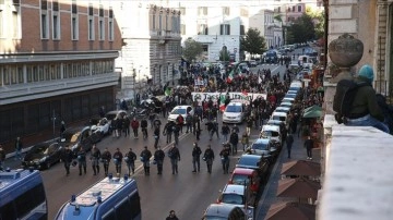 İtalya'da taksiciler umumi greve değişik meydanlara indi