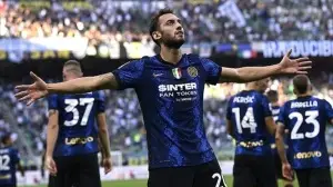 İtalyan basını Inter'in Genoa'yı farklı yendiği maçta Hakan Çalhanoğlu'nun performans