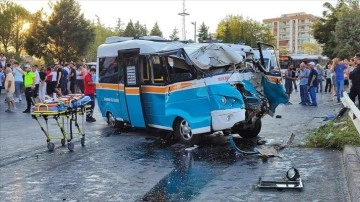 İzmir'de midibüs ile dolmuşun çarpışması kararı 2 isim öldü, 4 isim yaralandı