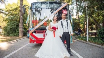 İzmir'de otobüs şoförlüğü fail çift, nikaha süsledikleri şehremaneti otobüsüyle gitti