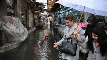 İzmir'de sağanak su baskınlarına hastalık oldu