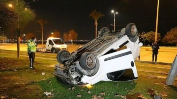 İzmir’de takla atan arabanın sürücüsü görüngü yerinden kaçtı