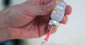 Japonya’da yabancı madde bulunan Moderna aşısı yaptıran 2 kişi hayatını kaybetti