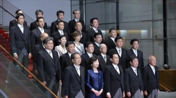 Japonya'nın dünkü Başbakanı Kişida kabinede öğür içi dengeleri gözetti