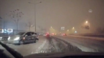 Kadıköy'de kar yağışı zımnında kayan araba namüsait yöne döndü