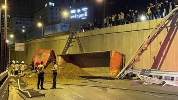 Kadıköy'de ilerleyiş halindeki kamyonun mekân için düşmesi kararı güdücü yaralandı