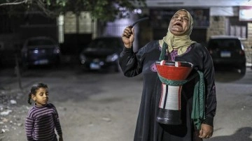 Kadın ramazan davulcusu Mısırlıları 12 senedir sahura uyandırıyor