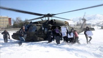 Kahramanmaraşlı depremzedeler kırsala helikopterle erzak haiz Mehmetçik'e teşekkürname etti
