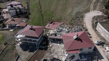 Kahramanmaraş'ta depremde oluşan pırtlak Çiğli Mahallesi'ni ikiye böldü