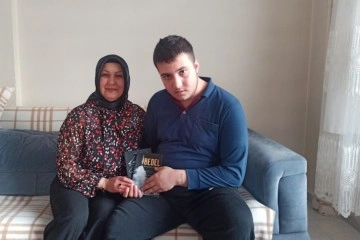 Kahramanmaraş'ta engelli oğlu olan anne, hem üniversite bitirdi bununla beraber kitap çıkardı