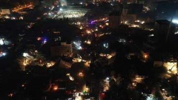 Kahramanmaraş'taki "can kurtarma" telaşı ışık karesinde