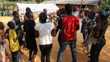 Kamerun'daki Bantular cenaze töreninin arkası sıra ölülerini dansla uğurluyor