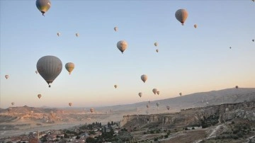 Kapadokya semalarını ay bulutsuz bayraklarla donatılan balonlar süsledi