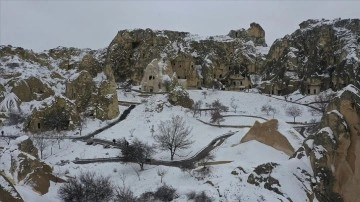 Kapadokya'da kar yağışı peribacalarını beyaza bürüdü