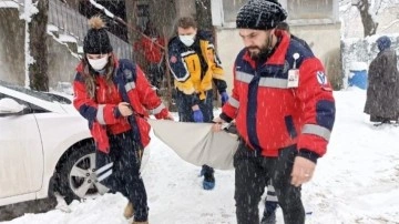 Kar zımnında hastaneye gidemeyen buğulu kadının yardımına takımlar yetişti