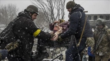 Kar yağışı altındaki Ukrayna’nın İrpin kentinden tahliyeler bitmeme ediyor