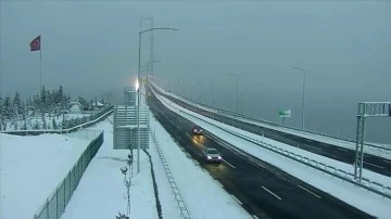 Kar yağışı zımnında Osmangazi Köprüsü'nden intikal düşüncesince kış lastiği zorunluluğu