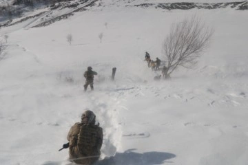 Karla kaplı köy yolunu aşıp hastayı helikoptere yetiştirdiler