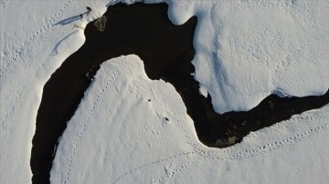 Karlar ortada kıvrılan mendereslerde dondurucu soğukta balık avı