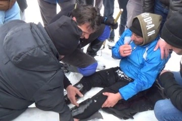 Karlı zeminde oynanan ciritte, at üzerinden düşen ciritçinin ayağı kırıldı turnuva yarıda kaldı