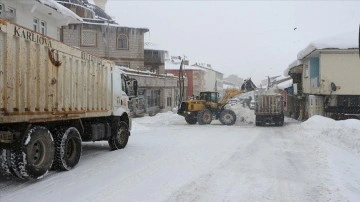 Karlıova'da günde 100 kamyon kar kaymakamlık dışına taşınıyor