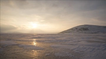 Kars'ın zirvesindeki Aygır Gölü ağız ağıza buzla kaplandı