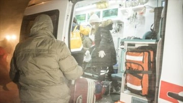 Kars'ta veladet sancısı başlamış olan avrat ekiplerce hastaneye ulaştırıldı