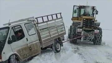 Kars'ta kar dolayısıyla yolda artan vasıtalar kurtarıldı