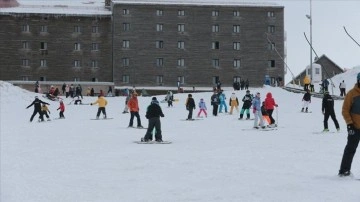 Kartalkaya Kayak Merkezi'nde kar yağışının peşi sıra tamamı pistler açıldı
