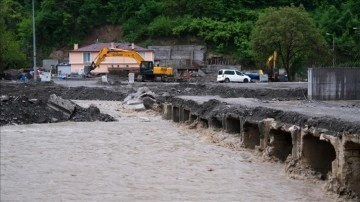 Kastamonu'da derelerin su düzeyinin yükselmesi dolayısıyla 15 eğreti köprü dokunca gördü