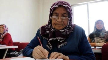 Katıldığı kursta azmiyle 76 yaşlarında kıraat yazmayı öğrendi