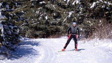 Kayaklı koşucular kar yağışının peşi sıra asfalttan piste çıktı