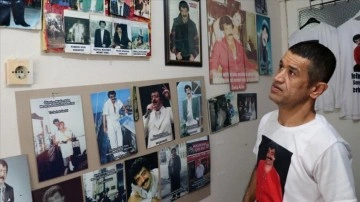 Kebap ustası, evini hayranı bulunduğu Müslüm Gürses'in kaset ve fotoğraflarıyla donattı