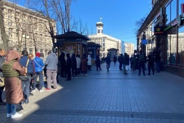 Kiev’de sokağa çıkma yasağının ardından halk marketlere akın etti