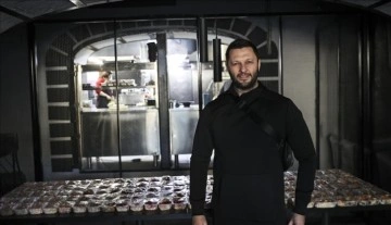 Kiev'deki Türk iş insanı  herhangi bir güneş 1000 denli Ukraynalıya parasız yemek dağıtıyor