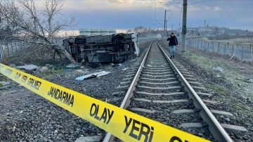 Kırklareli'nde geçici treninin iştirakçi servisine çarpması kararı 27 isim yaralandı