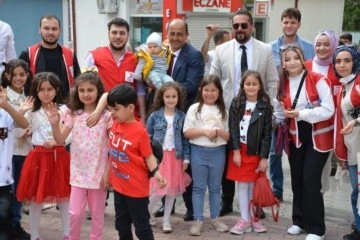 Kızılay mahalle mahalle gezip evlatların bayramını kutladı
