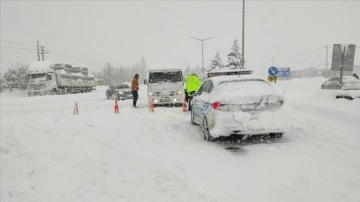 Konya'da kar yağışı ulaşımı menfi etkiliyor