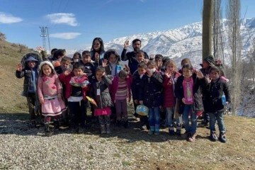 Köy köy gezerek 33 bin çocuğu sevindirdi