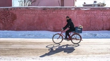 Köyden bağış gönderilen kuzuyu 'yorulmasın' diyerek bisikletiyle taşıdı