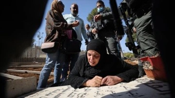 Kudüslü kederli ana İsrail'in Müslüman mezarlığındaki yıkımına oğlunun kabri başlangıcında reaksiyon göste