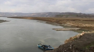Kuraklık ve yağmur azlığının etkisiyle Keban Baraj Gölü'nde çekme sürüyor