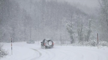 Kütahya'da koyu kar yağışı ulaşımı aksatıyor