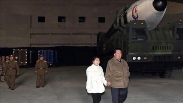 Kuzey Kore lideri, kıtalararası roket denemesinde geçmiş kez kızıyla görüntülendi